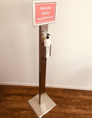 Desinfektionssäule aus Edelstahl inkl. personalisierbare Hinweistafel | 1,5 m
